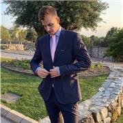 Estudiante de la carrera de marketing e investigación de mercados